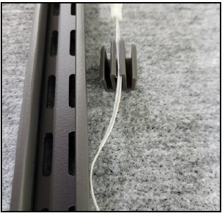 Paso de los cables de iluminaci&oacute;n a trav&eacute;s de los soportes - Paso 2