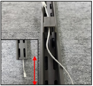 Paso de los cables de iluminaci&oacute;n a trav&eacute;s de los soportes - Paso 3