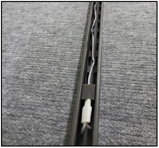 Paso de los cables de iluminaci&oacute;n a trav&eacute;s de los soportes - Paso 4