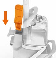 Para volver a colocarlo, deslice y empuje el dep&oacute;sito de soluci&oacute;n firmemente en la m&aacute;quina.