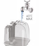 Llene el dep&oacute;sito de agua limpia con agua tibia (m&aacute;x. 40 &deg;C). Vuelva a colocar el tap&oacute;n y g&iacute;relo en el sentido de las agujas del reloj para apretarlo.