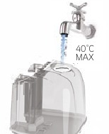 Llene el dep&oacute;sito de agua limpia con agua tibia (m&aacute;x. 40 &deg;C). Vuelva a colocar el tap&oacute;n y g&iacute;relo en el sentido de las agujas del reloj para apretarlo.