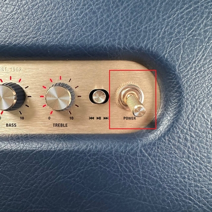 Ubicaci&oacute;n del bot&oacute;n de encendido en el Marshall Acton III