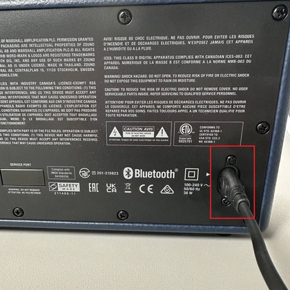 Conectando el cable de alimentaci&oacute;n al altavoz