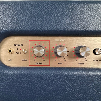 Girar el mando de volumen para ajustar el sonido