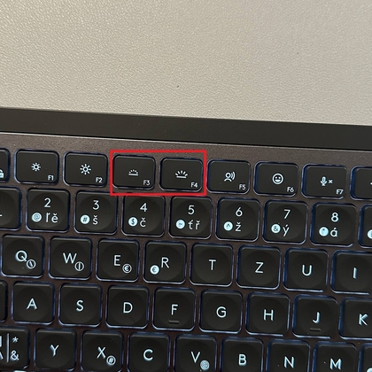 Teclado Logitech MX Keys S con retroiluminaci&oacute;n en un entorno oscuro