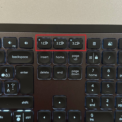 Botones de conexi&oacute;n en Logitech MX Keys S