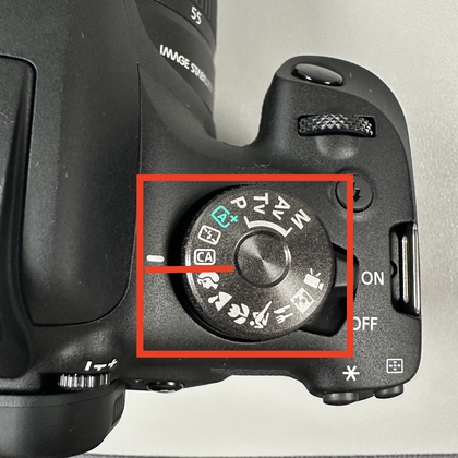 Dial de modo de la Canon EOS 2000D ajustado en autom&aacute;tico creativo