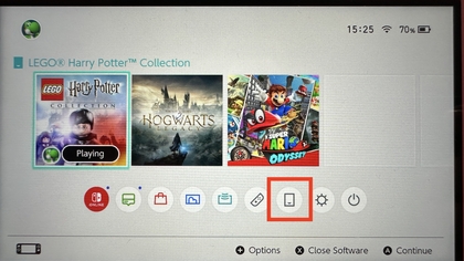 Seleccionando Cuphead en la biblioteca de juegos de Nintendo Switch