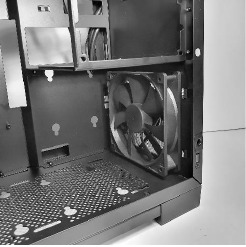 La parte frontal del interior del chasis puede alojar un ventilador de 120 mm.