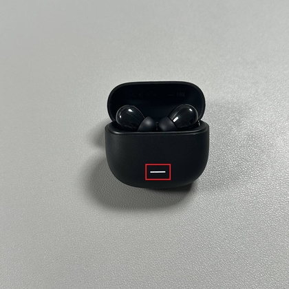Auriculares en modo de emparejamiento con luces parpadeantes