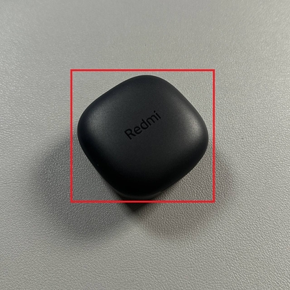 Auriculares dentro del estuche de carga