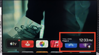 Mando a distancia del Apple TV que destaca el bot&oacute;n Siri