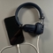 Cómo cargar tus auriculares Marshall Major V usando tu teléfono