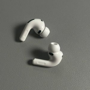 C&oacute;mo Arreglar un AirPod que Suena M&aacute;s Fuerte en Apple AirPods Pro 3