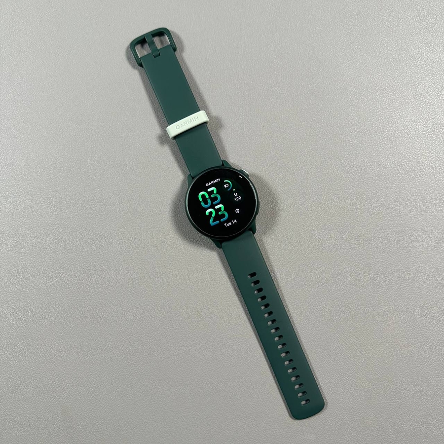 Garmin Vivoactive 6 junto a un teléfono Android
