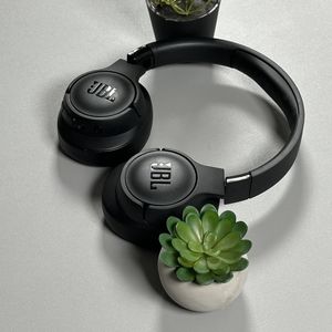 C&oacute;mo saltar canciones en los auriculares JBL Tune 720BT