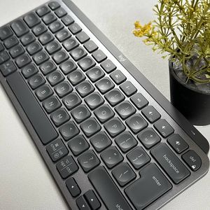 C&oacute;mo Activar o Desactivar el Modo de Ahorro de Bater&iacute;a en el Teclado Logitech MX Keys Mini
