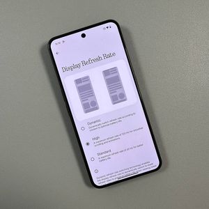 C&oacute;mo cambiar la frecuencia de actualizaci&oacute;n de la pantalla en Nothing Phone (3)